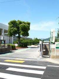 大野小学校の正門から教室まで徒歩約１分です。小学校から教室が見える距離です。