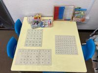 幼児さんも安心して学習できる机をご準備しております。
