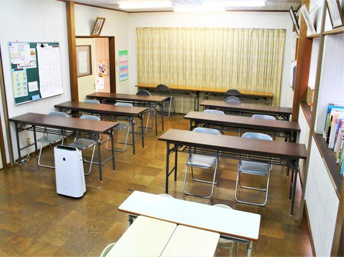 教室内はとても広々としています。<br />
一人一人がゆったりと席に座る事ができます。