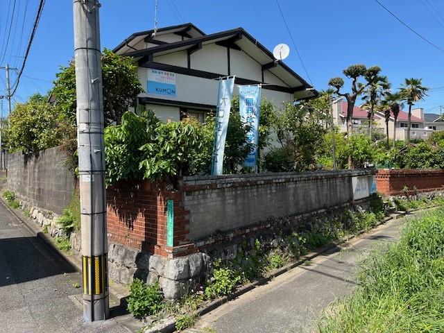 営団入口、下富野バス停徒歩１分、附属小前バス停徒歩５分です。