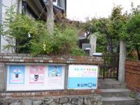 どうぞ門を開けて中へおすすみ下さい。無料駐車スペースあります