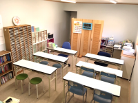 教室は明るく清潔に、子ども達が集中して学習できる環境を整えています。