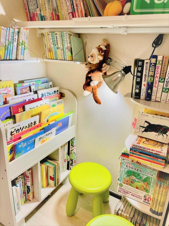 こだわりの図書スペースです♪本の世界を楽しみながら、読解力も育みます。