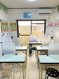 教室は明るく清潔です。