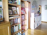 絵本や教具もたくさんあります。