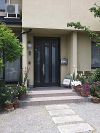 入口はこちらです。ＫＵＭＯＮの旗が目印です。