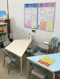 幼児の生徒さんは専用の机で学習、専任のスタッフが見守ります。