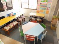 幼児学習ルーム。専任スタッフ３名がついて学習します。