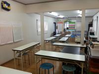 明るい学習スペースで、子どもたちは集中して学習します。