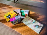 絵本、パズル、すうじ盤など小さなお子様も楽しめる教具を多く取り揃えております。