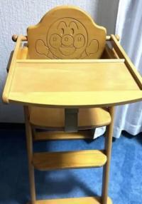 お子様用にアンパンマンの椅子を用意しています。