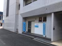 下到津5丁目の信号から、神上橋方面に向かってすぐが教室入口です。