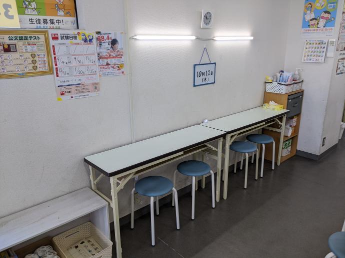 机と椅子は常時消毒をしています。<br />
生徒も、自ら清掃・消毒をしてくれます。