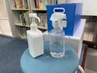 入口にはアルコール消毒液を準備しています。子どもたちは消毒後に学習を開始します。