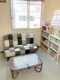 待合スペースです。読み聞かせできる本もたくさん置いています。