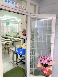 教室の入り口です。建物の2階が教室です。