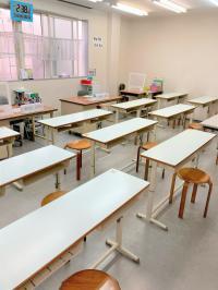 教室内は明るく清潔で広々としています。