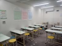 明るくキレイな教室です♪ソーシャルディスタンス確保のため座席の間隔を空けています