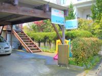 直方西小学校のすぐ近くです。駐車場もございます。