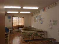 白い壁が明るく、広々とした教室です。