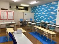 雨の日でも教室には青い空が広がっています。