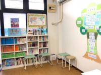 壁に貼った「くもんの樹」を見て、子どもたちから質問がたくさんあります。