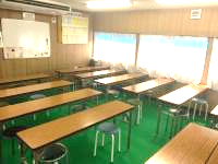教室内は、子ども達が集中して学習できるよう整然と机が並んでいます。