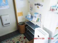 入室されたらすぐに消毒と検温をします。
