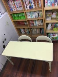 幼児の学習用の机と椅子があります。