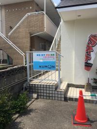 2階入り口です。ベビーカーでお越しの際はお申し付けください。