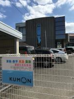 教室の場所は比良松中学校と図書館の間、商工会館の２階です。