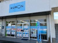 津福バイパスから西に少し入ったところにあり、ガラス面の明るい教室です。