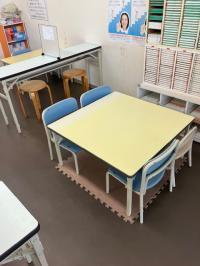 小さなお子様の体に合った、低い机とイスで学習します。