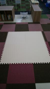 マットの上で寝返りやハイハイにチャレンジ!