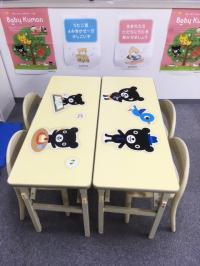 幼児さんも安心してお座りできる机と椅子をご用意しています。