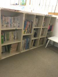 自由閲覧できる図書コーナーも充実しています。