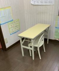 幼児さん用の机と椅子を揃えています。