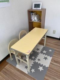 幼児用の机といすも準備しており、安全に学習することができます。