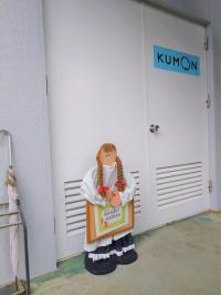 教室入口です。換気をして、子どもたちをお迎えしています。