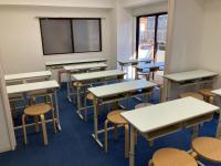 新しく、きれいな教室。<br />
スクール形式で、集中して学習できる環境です。