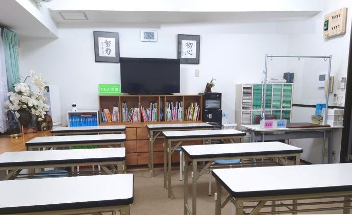 教室内は明るく、清潔を保ち、集中して自学自習していただける環境を整えております。