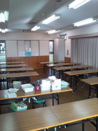 教室は建物内２階です。