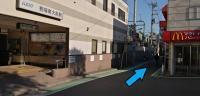 ＜道順１＞駒場東大前駅西口から線路沿いに、渋谷方面にまっすぐ進んでください。