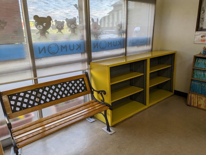 生徒さんのランドセル置き棚、お迎え待ち用の長椅子もございます。