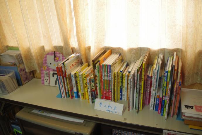 教室には本や教具も充実しています。