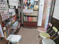 玄関も　ご本に囲まれて　くつろげます