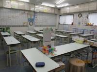 消毒済みの机と椅子で、あんしんして学習できます。<br />
