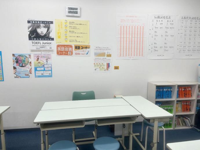 英語を学習する生徒さんはこちらの席でしっかりと音読をします。