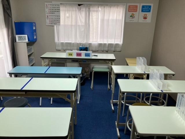 教室の内観になります。年齢に合わせて机も３種類用意してあります。
