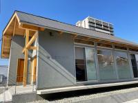 新築された平島公民館が教室です。<br />
送迎の際は、教室前に車を横付けできます。